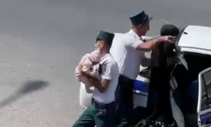 В соцсетях распространилось видео, как сотрудники ОВД силой заталкивают женщину с грудным ребенком в машину