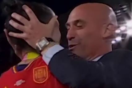 Глава футбольной федерации Испании подал в отставку, после поцелуя футболистки