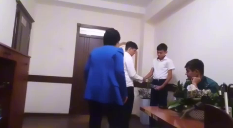 В Ташкенте директор школы избила ученика на глазах у правоохранителя