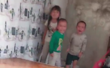 В Хорезме женщина записала видео, как пугает своих детей сожжением