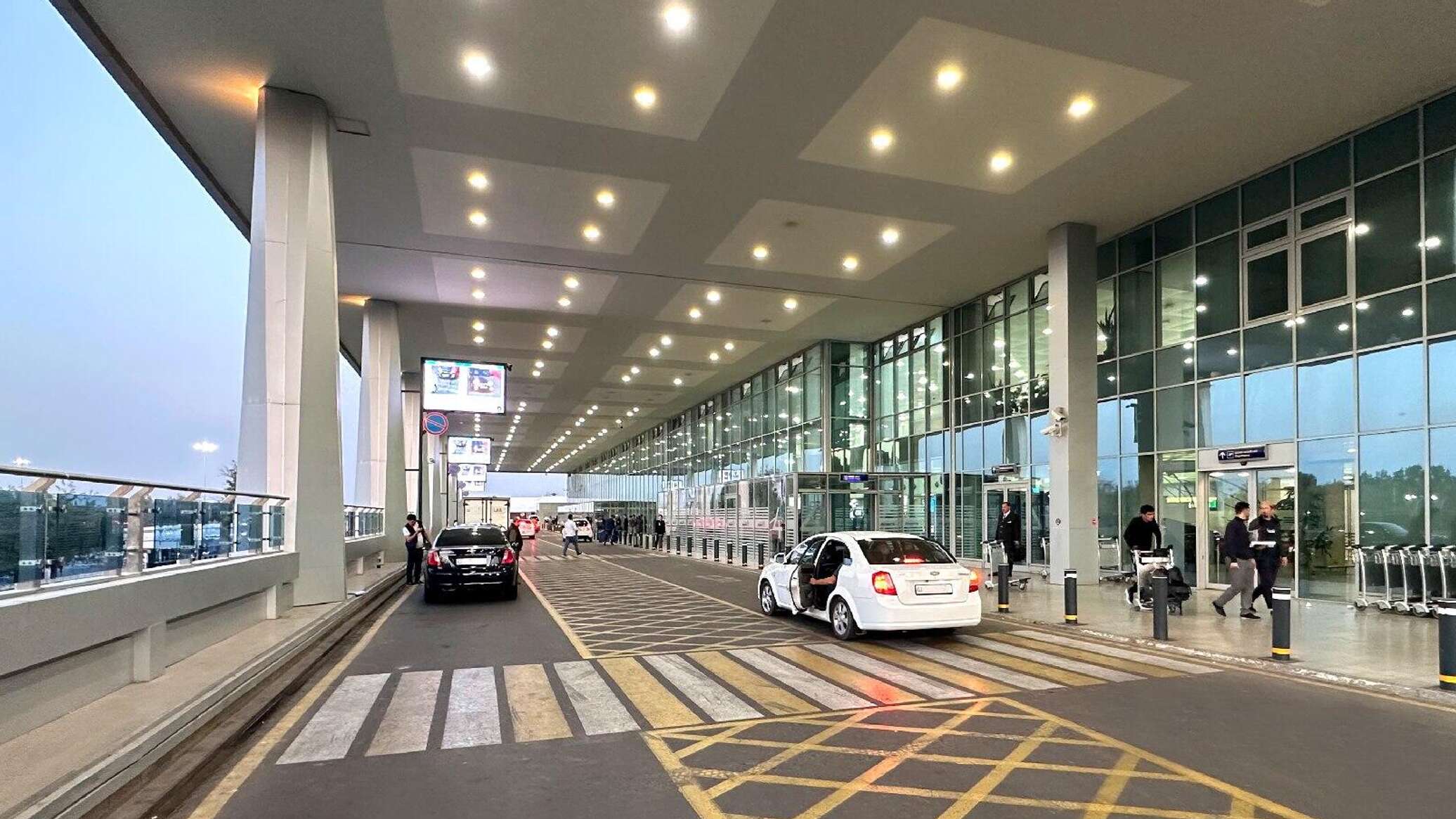 В ташкентском аэропорту закрыли въезд на эстакаду
