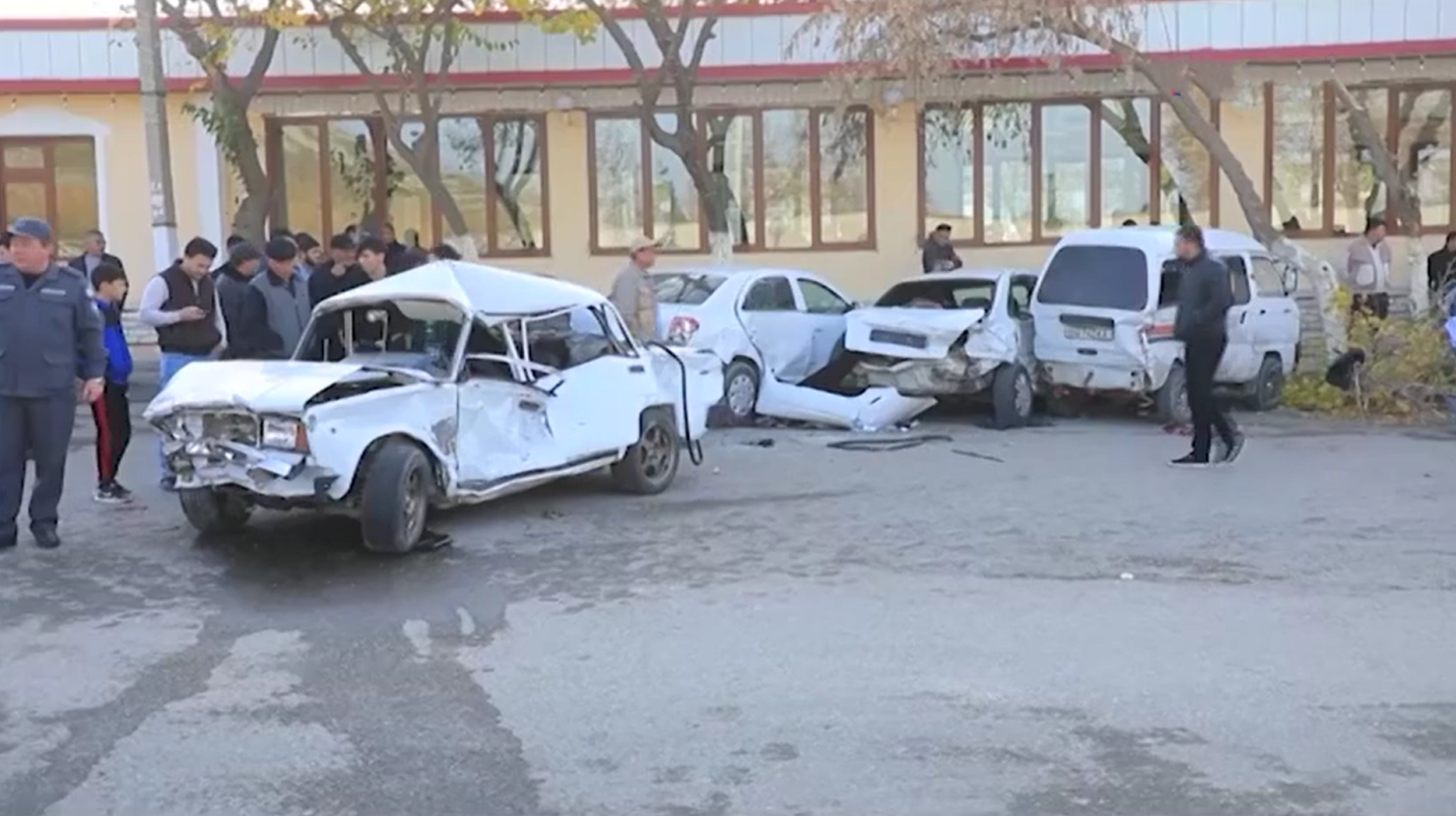 В Джизаке водитель «Жигули» потерял управление и столкнулся с 5 припаркованными автомобилями: пострадали три человека