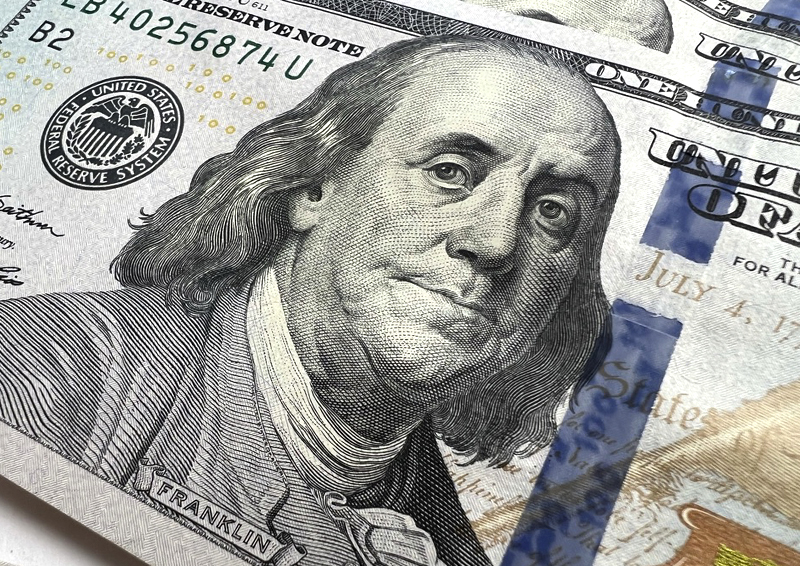 Доллар снова пробил отметку в 12 500 сумов