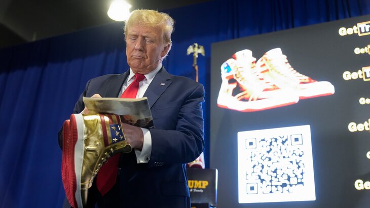 Оштрафованный на $355 млн Дональд Трамп представил свой бренд золотых кроссовок