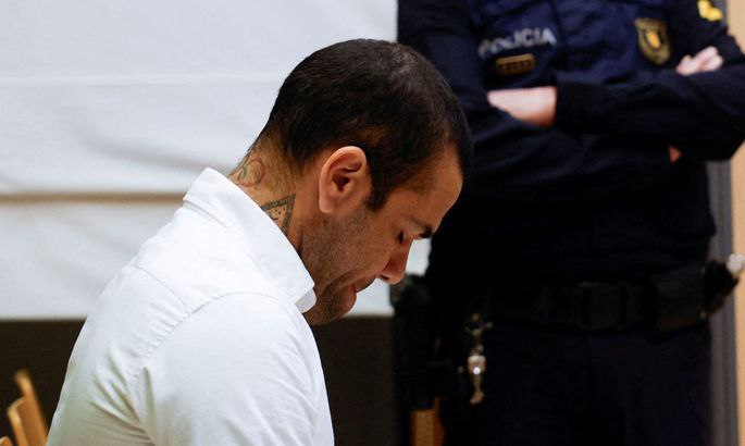Экс-защитника «Барселоны» Дани Алвеса приговорили к 4,5 годам тюрьмы за изнасилование