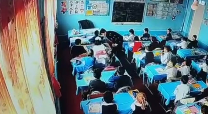 В одной из школ Хорезма учительница начальных классов избила учеников — видео