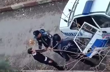 В Ташкенте сотрудники ППС с криками затолкали школьника в автомобиль