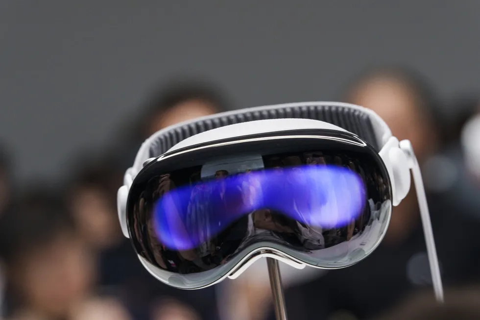 В США начинаются продажи Apple Vision Pro — шлема смешанной реальности за 3,5 тысячи долларов