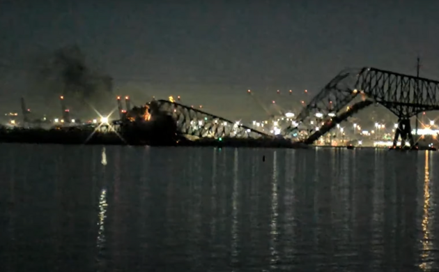 В США обрушился автомобильный мост, в который врезалось судно
