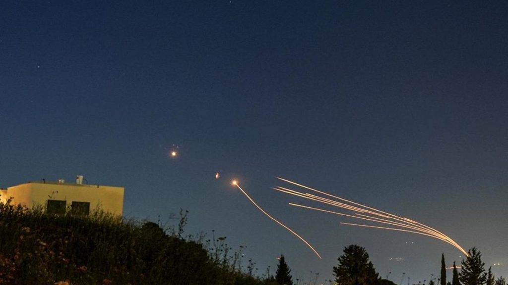 «Исроил ҳужум остида»: Ливан 50 дан ортиқ ракета учирди, Эрон ҳукумат нишонларига ҳужум қилишга ваъда берди