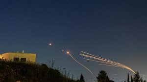 «Исроил ҳужум остида»: Ливан 50 дан ортиқ ракета учирди, Эрон ҳукумат нишонларига ҳужум қилишга ваъда берди