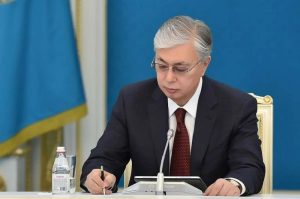 Президент Казахстана подписал закон о криминализации домашнего насилия