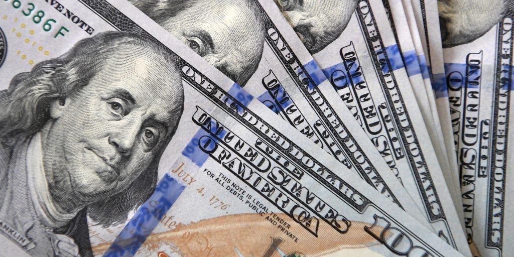 Курс продажи доллара в коммерческих банках превысил 12 750