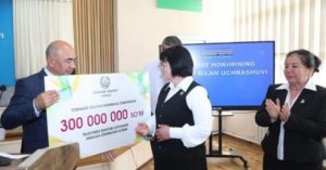 Хоким Ташобласти выписал чек на 300 млн сумов «Школе без телефона»