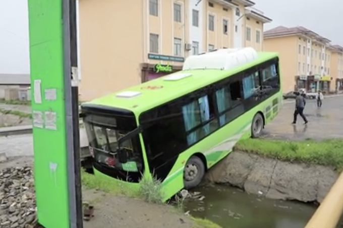 В Джизаке пассажирский автобус съехал в арык — видео