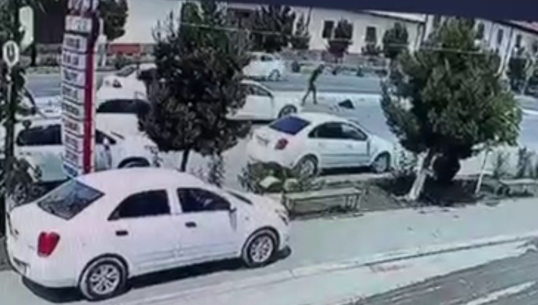 В Андижане водитель на скорости сбил женщину, переходившую дорогу в неположенном месте — видео