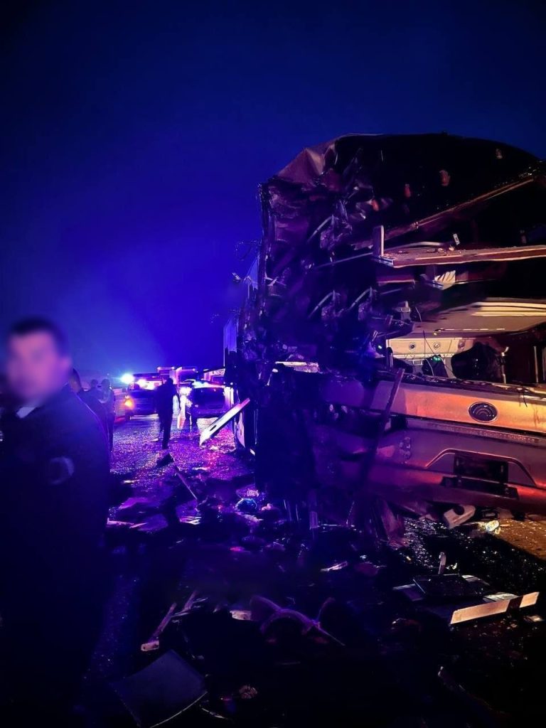 Два человека погибли в результате ДТП с участием автобуса с грузовиком в Джизаке