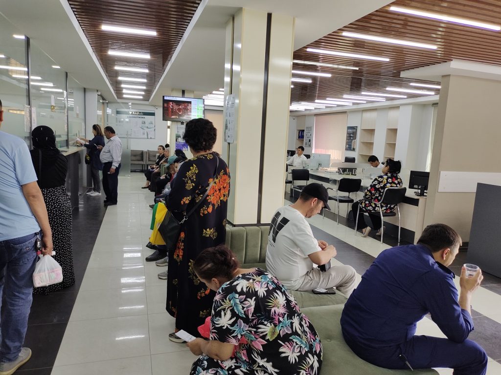 «Пенционерлар кутишади»: Қандай қилиб «Халқ банки» кексаларни соатлаб навбатда туришга мажбур қилмоқда?