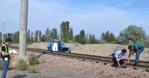 В Фергане школьника на тракторе сбил поезд: мальчик скончался на месте