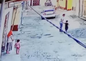 В Коканде мужчина затащил мальчика, разбившего окно камнем, в багажник