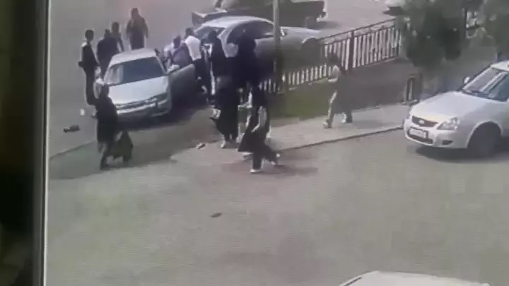 Қозоғистонда бола машинани қўл тормозидан чиқариб, 5 кишини босиб кетди