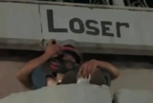 В Ташкенте парень забрался на мост и заявлял, что устал от жизни: правоохранители разобрались в ситуации