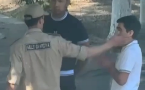 Сотрудник Нацгвардии дал пощечину школьнику в Фергане