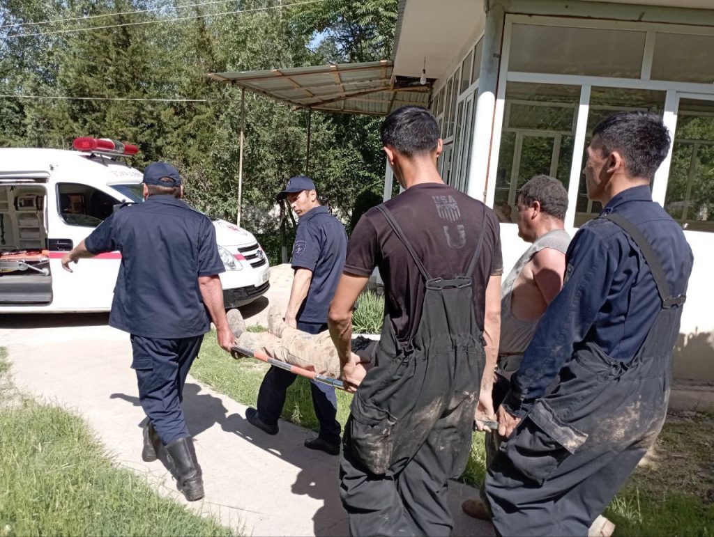 В Андижане спасли человека, которого завалило землей при выкапывании могилы