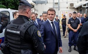 Макрон прибыл в Новую Каледонию на фоне масштабных беспорядков