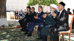 Шавкат Мирзиёев начал поездку в Бухарскую область с посещения мавзолея Бахоуддина Накшбанда