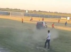 В Сырдарье водитель Captiva, выехав на футбольное поле, пытался наехать на людей