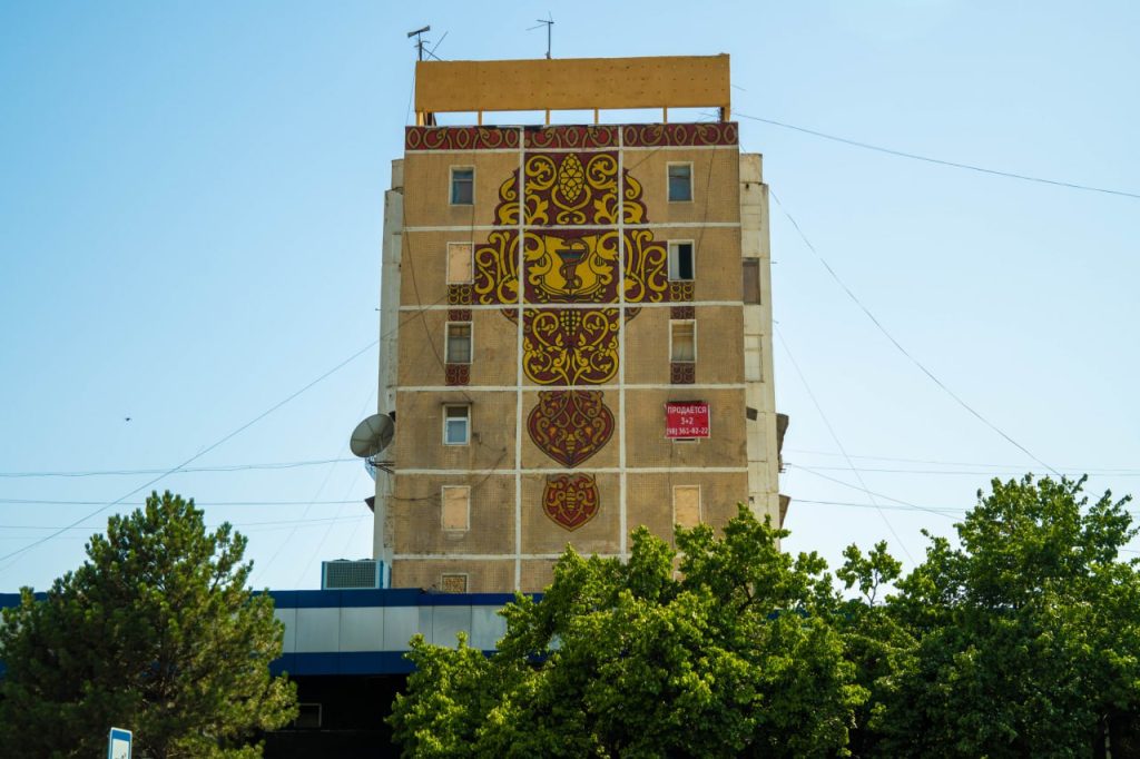 Загадка мозаичных панно: Открытие и величие искусства на жилых домах