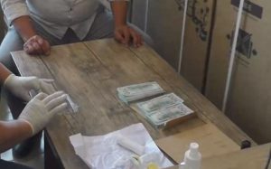 СГБ: В трех регионах Узбекистана по подозрению в получении взятки задержаны должностные лица