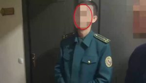 В Сергелийском районе на взятке в 5 тысяч долларов поймали местного участкового