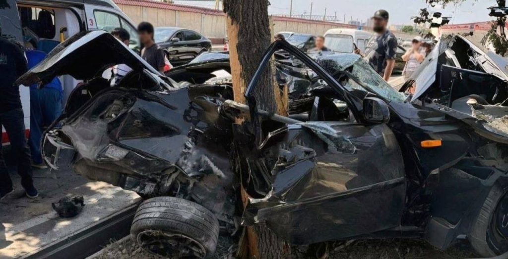 Тошкентда Gentra ҳайдовчиси юқори тезликда дарахтга бориб урилиб, вафот этди