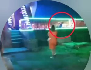 В Джизаке несовершеннолетний выпал с аттракциона