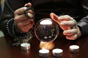 Тожикистондан кейин Қирғизистон ҳам фолбин ва сеҳргарлар рекламасини тақиқловчи қонун қабул қилди