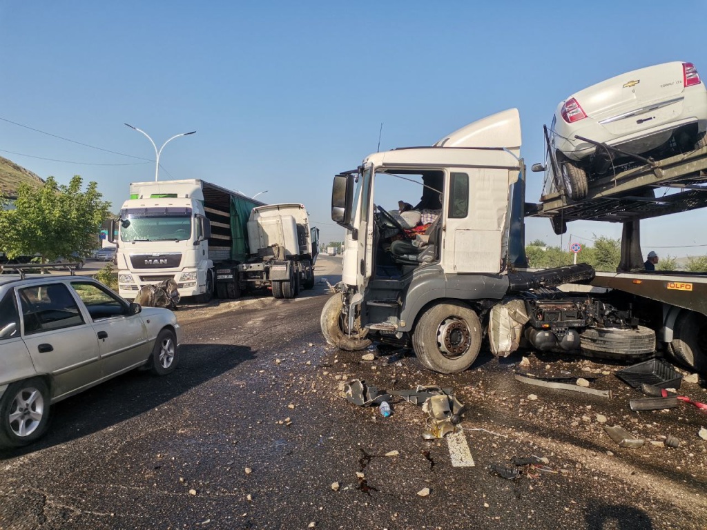 В Джизаке грузовики столкнулись с автовозом