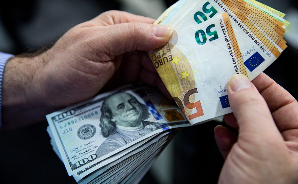В Узбекистане подешевели все основные валюты
