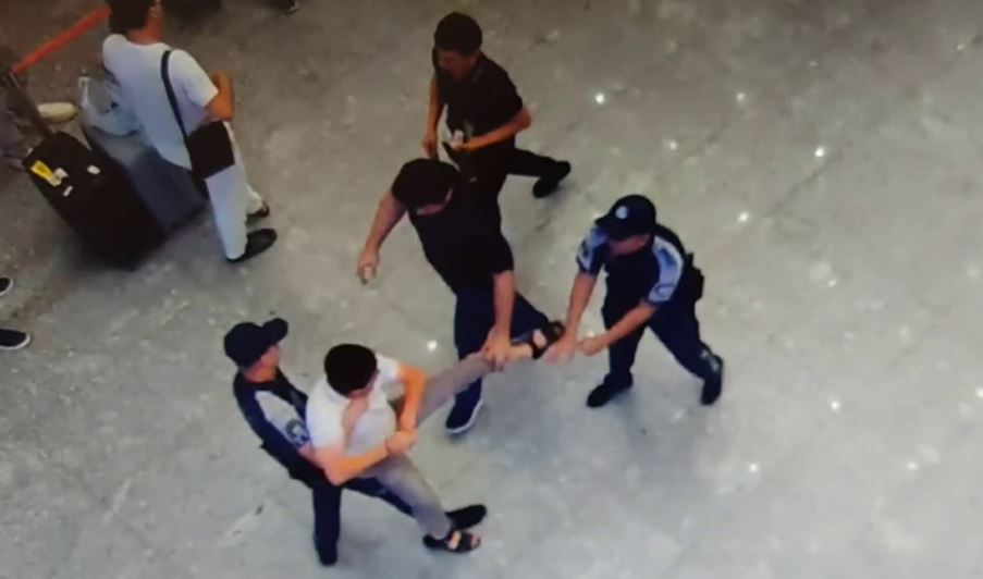 Тошкент аэропортида маст йўловчи авиакомпания ходимларини сўкиб, ҳуқуқ-тартибот идоралари ходимлари билан муштлашди — видео