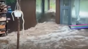 Годовое количество дождя обрушилось на небольшой китайский город за один день