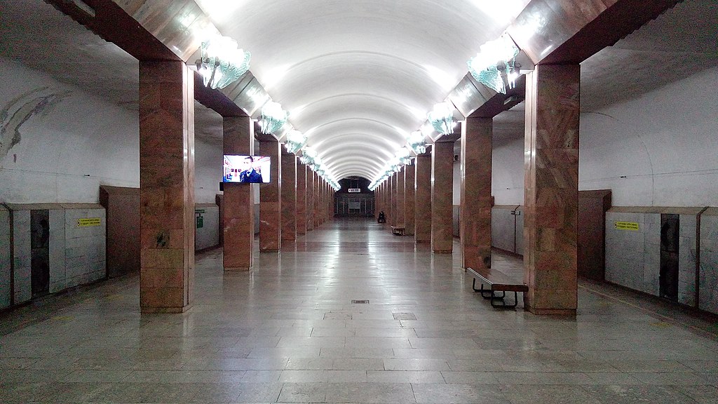 Закрытые вестибюли метро все еще не открыты, несмотря на обещания чиновников