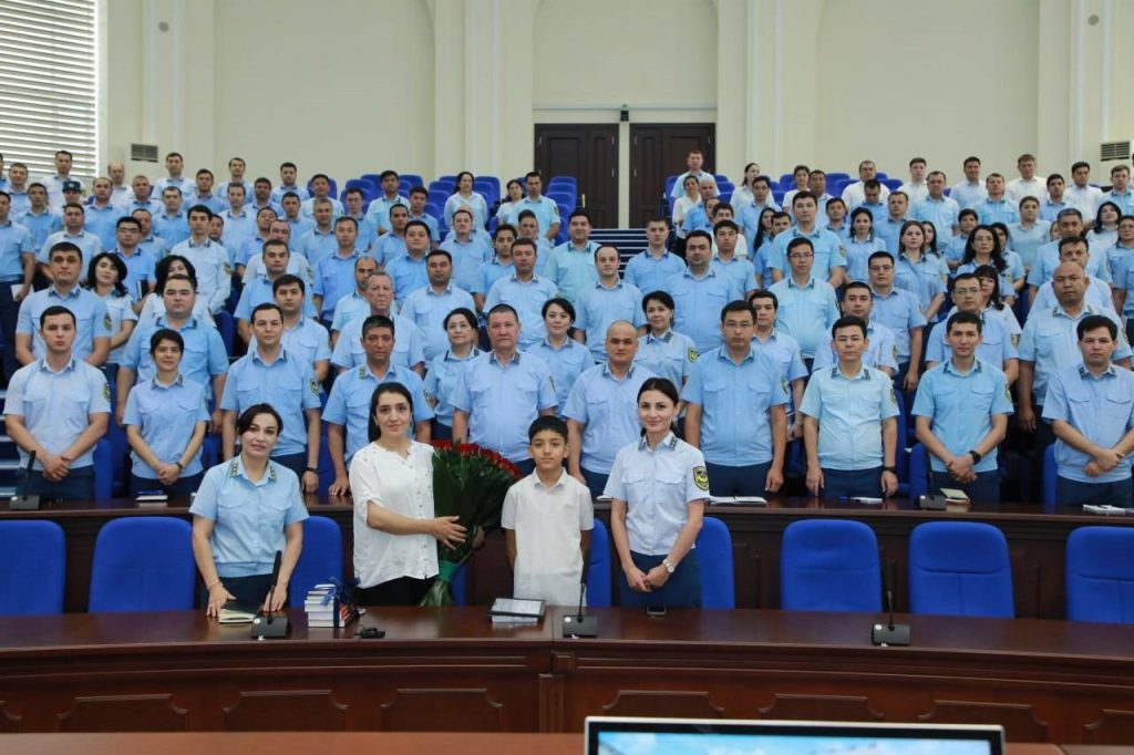 Солиқ қўмитаси раҳбари сотувчи калтаклаган болага чек талаб қилгани учун миннатдорчилик билдирди