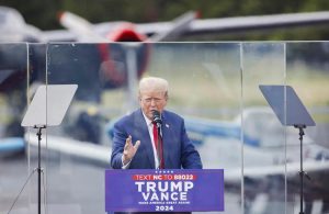 Трамп сайловчилар билан ўқ ўтказмайдиган ойна ортида учрашди