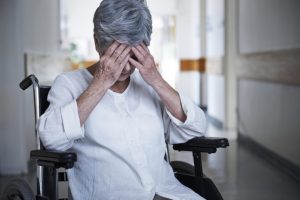 В каком возрасте появляются первые симптомы деменции и можно ли её вылечить?