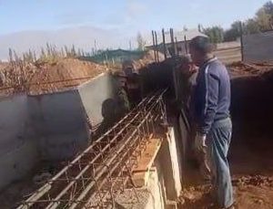 В Кашкадарье директор школы заставила учителей работать на стройплощадке ее участка