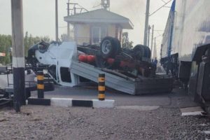 Сурхондарёда «ГАЗел» ёпиқ темир йўл кесишмасига чиқиб, ағдарилди