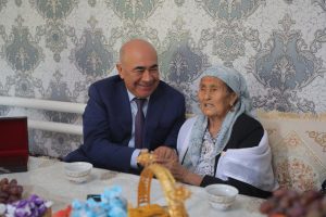 Тошкент вилоятида 107 ёшли аёл «Шуҳрат» медали билан тақдирланди