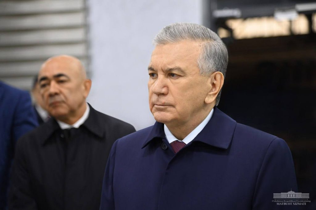 Президент Узбекистана ознакомился с развитием промышленности в Ташкентской области