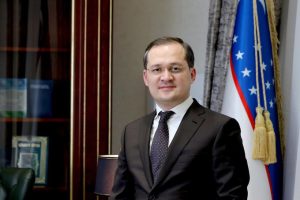 Kun.uz: Номаълум шахслар Комил Алламжоновнинг машинасига ўқ узишди